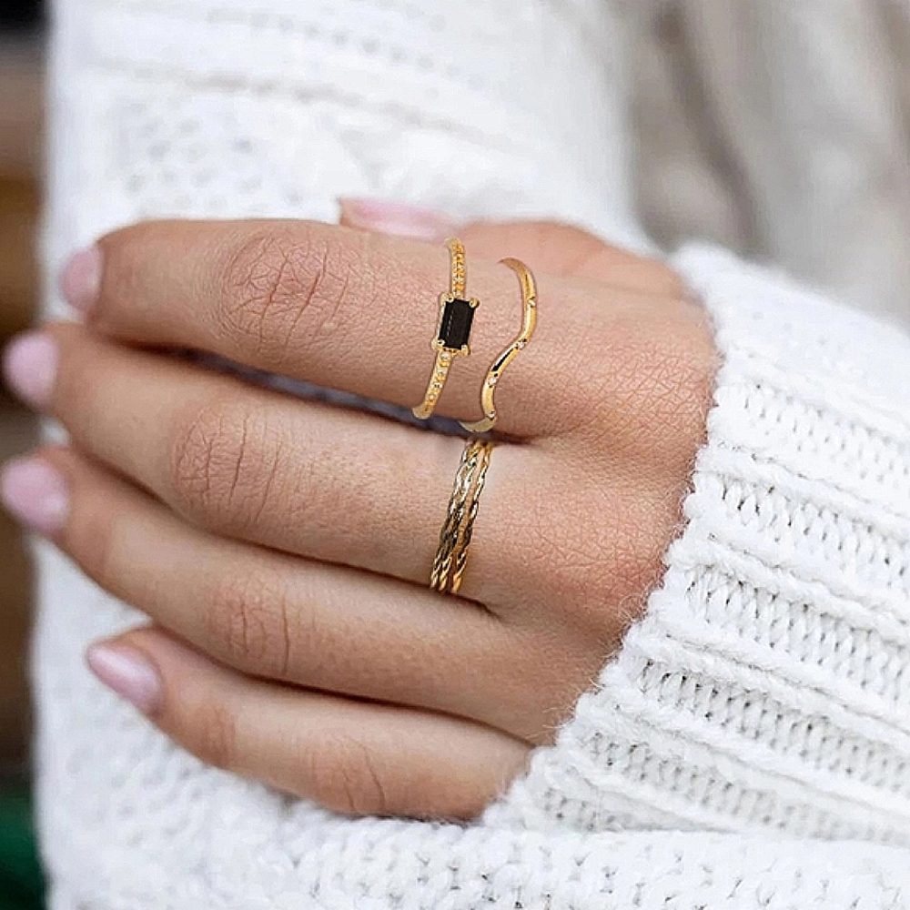 NEW Dainty 18k Yellow Gold Diamond Onyx Band Ring - Picture 4 of 9